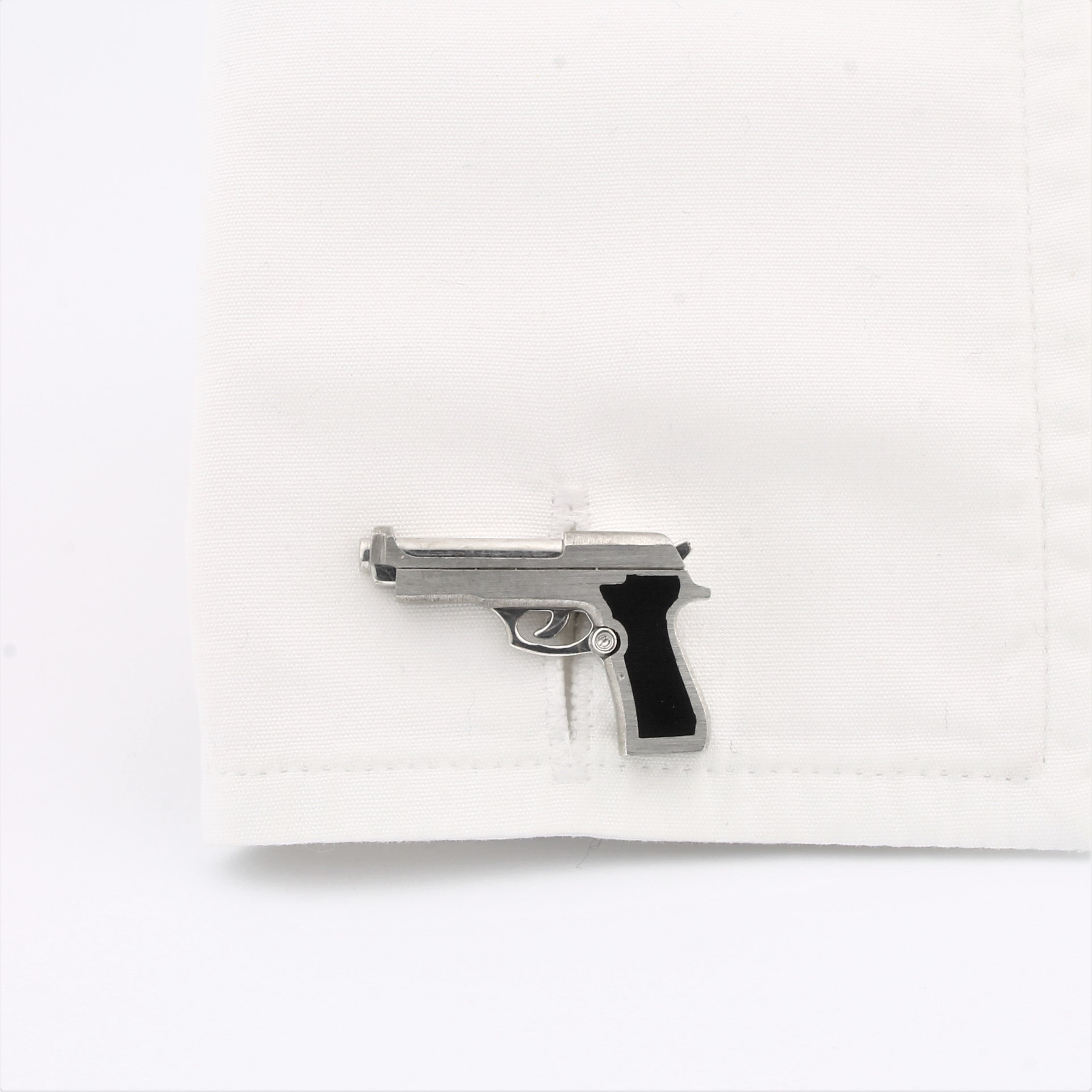 Pistol cufflinks in silver - cuff