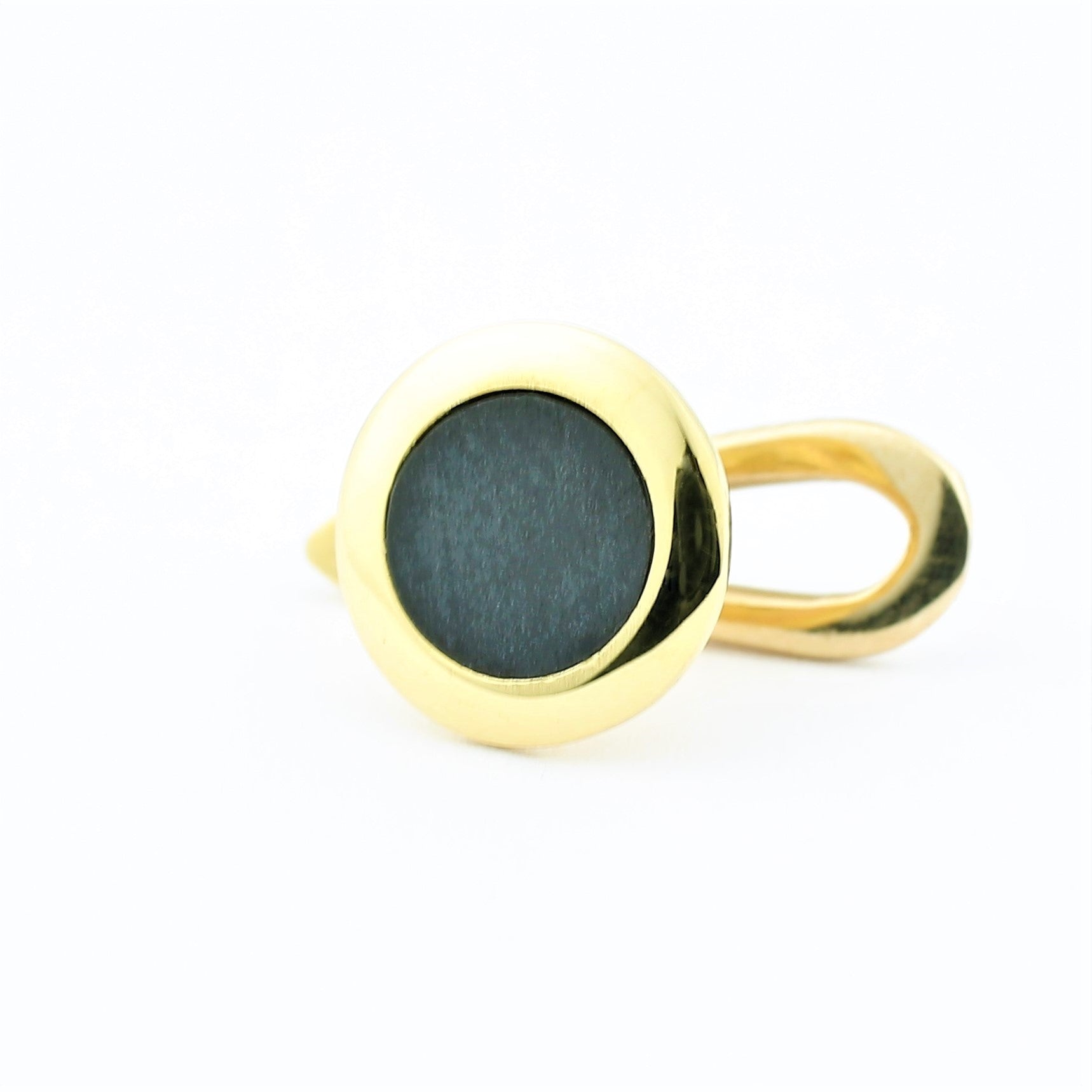 Onyx studs in 18k yellow gold